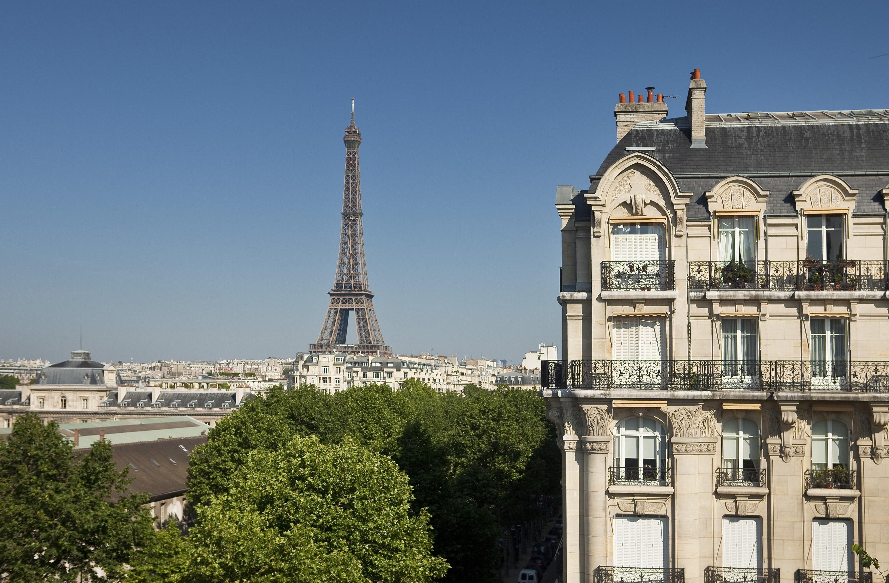 Парижские типы. Отель в Париже Eiffel Tower. Отель в Париже с видом на Эйфелеву башню. Вид из окна на Эйфелеву башню. Париж из окна.